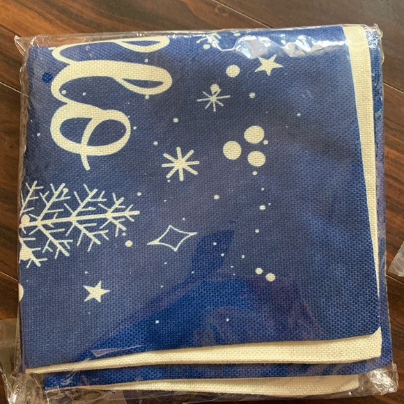 New set of 4 Holiday Christmas Winter Santa themed zipper Pillow cases - Picture 6 of 6